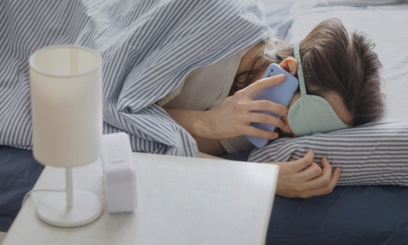 Nghề 'dỗ người lạ ngủ' qua điện thoại: Gói dịch vụ 100 triệu đồng/tháng, một nhánh đang nóng của kinh tế bầu bạn 