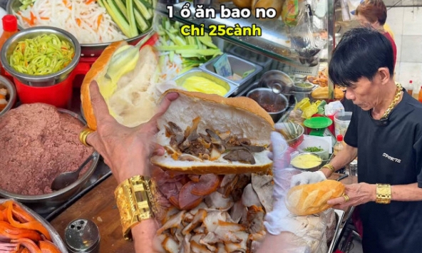 Bánh mì phá lấu Xóm Chiếu nổi tiếng TP.HCM nhờ anh chủ đeo vàng trĩu cổ, ổ hơn 300g mà giá chỉ 25.000 đồng