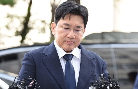 Căng: 'Cha đẻ BTS' bị truy tố hình sự vì số tiền 5.000 tỷ đồng, Interpol truy nã đỏ 1 cựu giám đốc HYBE đã bỏ trốn