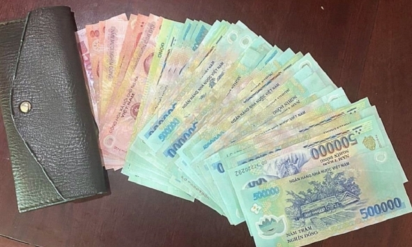 Công an xác minh số tiền 19.745.000 đồng nằm chơ vơ bên đường Tân Mai, cô gái SN 2004 được mời tới làm việc