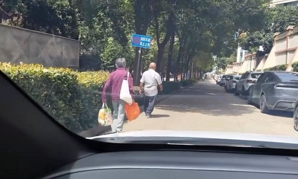 Đang viral MXH Trung Quốc: “Em thấy không, đừng mong thay đổi một người'