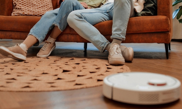 Dùng robot hút bụi để ghi lại cảnh vợ ngoại tình, người chồng thắng kiện rồi nhận án 5 tháng tù