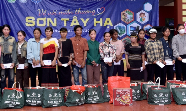 Tặng quà cho hàng trăm phụ nữ nghèo ở vùng cao Quảng Ngãi 