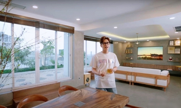 Căn nhà 270m², đập thông 3 tầng của Ngô Kiến Huy