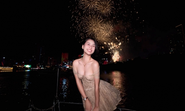 Bắt trọn khoảnh khắc pháo hoa rực rỡ, hot girl có luôn bộ ảnh viral MXH