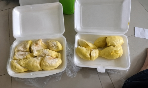 Hai hộp sầu riêng 'thị phi' khiến hơn 12 nghìn cư dân mạng Việt tranh luận lúc này: Bạn đứng về 'phe' con gái hay người mẹ?