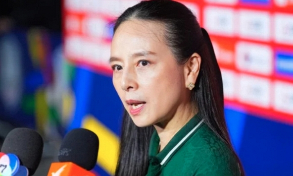 Madam Pang không giấu được cảm xúc