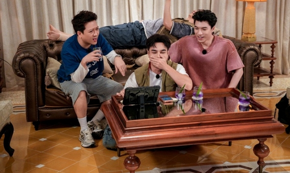 Lê Dương Bảo Lâm bị HIEUTHUHAI 'bóc phốt' trên sóng livestream