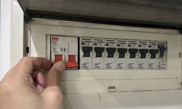 Ra khỏi nhà cả ngày có nên ngắt aptomat tổng không?