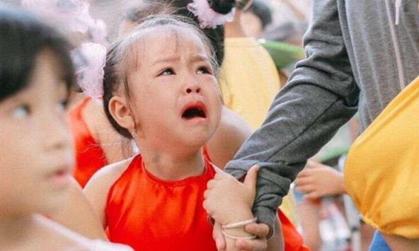 Trẻ đi mẫu giáo sẽ khóc bao lâu? Cha mẹ đừng hoảng, nỗi lo xa cách thường trải qua 3 giai đoạn