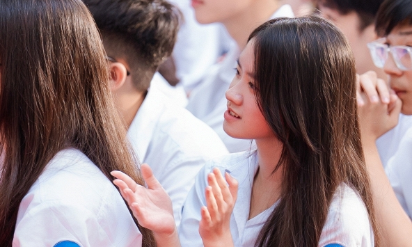 Bắt gặp Chuyên Ngoại ngữ - ngôi trường của dàn 'siêu nhân ngôn ngữ' trong những khung hình đầu tiên của năm học mới