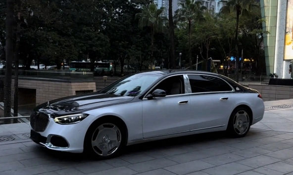 Con trai xấu hổ vì xe điện giá rẻ, bố dùng Maybach 7 tỷ giúp con “ngẩng mặt”: Dùng tiền tỷ giúp con hơn thua, liệu có đúng?