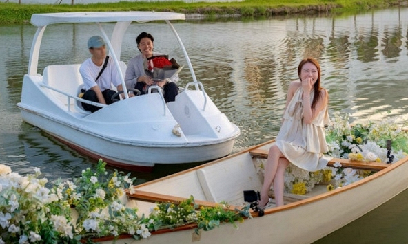 Hỷ sự showbiz: Nàng hậu đăng quang năm 2019 vừa được cầu hôn, nửa kia là 'thái tử đế chế giải trí' trăm tỷ