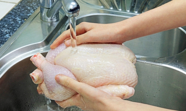 Lời khuyên cho những gia đình có thói quen rửa thịt gà dưới vòi nước trước khi nấu