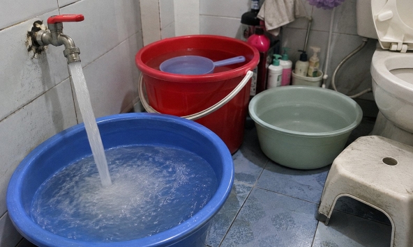 Lời khuyên cho những gia đình thường trữ nước máy trong xô, chậu