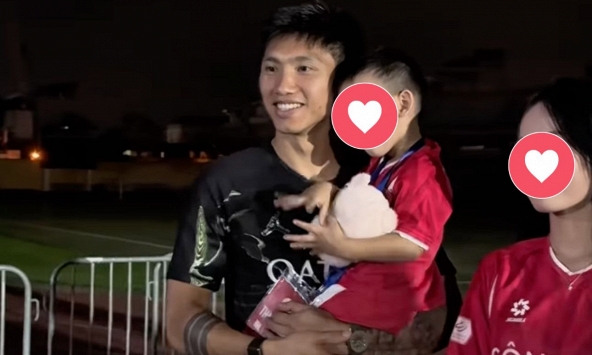 Phản ứng của Doãn Hải My khi Văn Hậu được fangirl xin chụp ảnh cùng