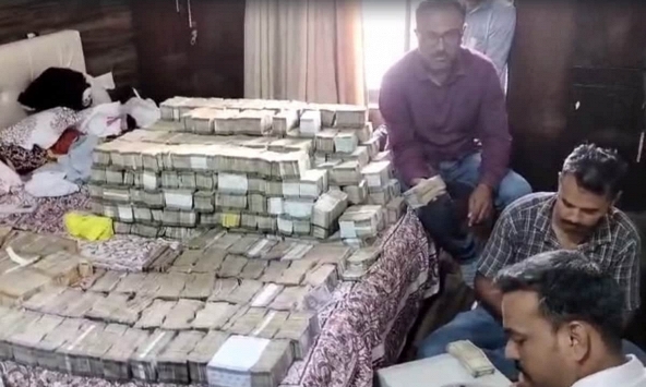 Đột kích nhà “ông trùm” vụ lừa đảo 160 tỷ đồng, thu giữ 14 kg vàng, 294 kg bạc và hơn 46 tỷ đồng tiền mặt 