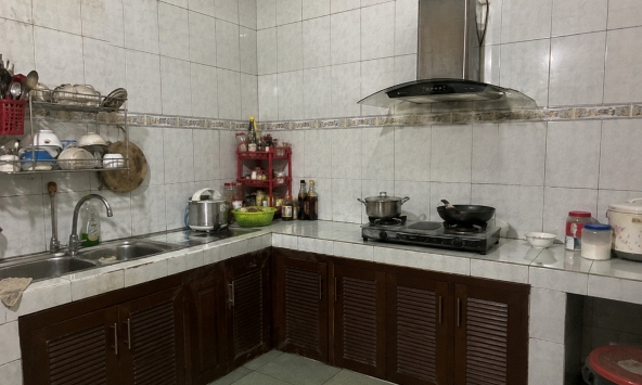 Vì sao ngày càng nhiều gia đình không còn ốp gạch kín tường bếp? 1 cách làm giúp bếp thoáng mắt, dễ vệ sinh đang trở thành xu hướng mới