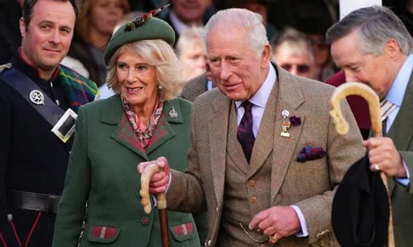 Vương hậu Camilla diện sắc xanh nổi bật cùng họa tiết tartan, Vua Charles gây chú ý với bộ kilt đậm chất Scotland