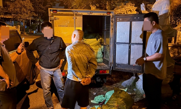 Công an kiểm tra lúc 4 giờ 30 phút, phát hiện 'bí mật' bên trong chiếc xe tải đỗ ven đường