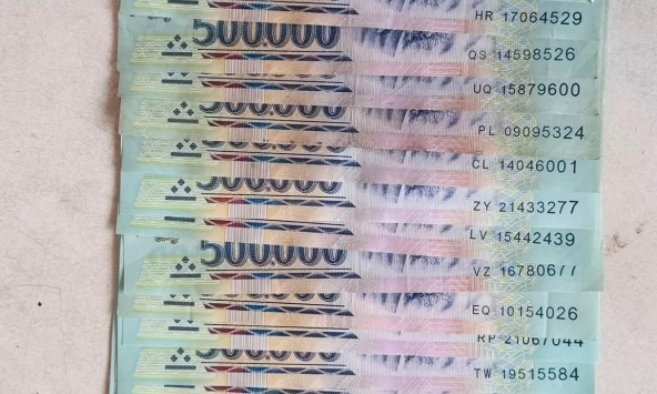 Người đàn ông nhặt được xấp tiền 500.000 đồng trên đường 