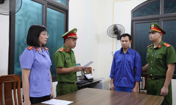 Công an kiểm tra kho gỗ: Ra lệnh bắt tạm giam chủ kho SN 1991