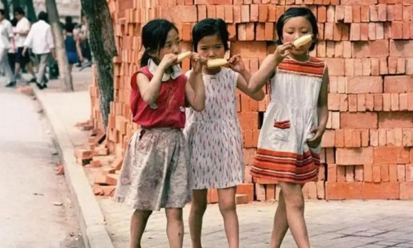 Nhìn lại tuổi thơ của thế hệ 8x, 9x mới hiểu vì sao trẻ em ngày nay dễ gặp vấn đề tâm lý