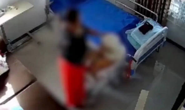 Thấy mẹ có nhiều vết thâm tím, con trai xem camera thì đau đớn trước sự mất nhân tính của người chăm sóc