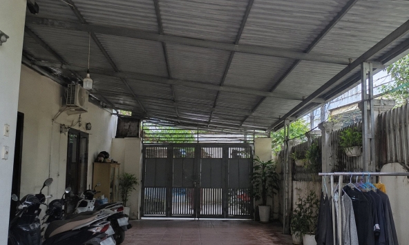 Vì sao ngày càng nhiều gia đình không còn làm mái che kín toàn bộ sân? 2 cách làm mới vừa có bóng mát vừa giữ được khoảng trời