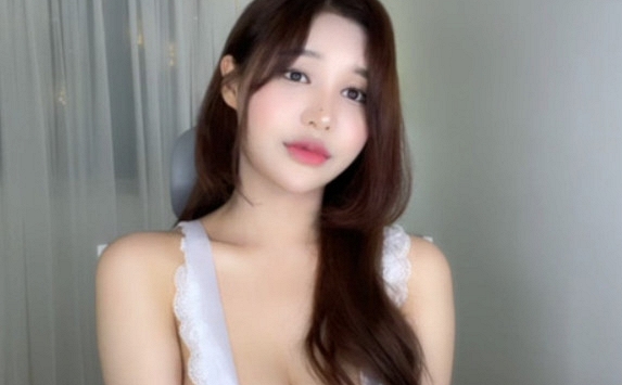 Vóc dáng ấn tượng đến nỗi tưởng sản phẩm AI, nữ streamer 'nảy số' chứng minh cực nhanh, dùng chiêu không ai ngờ tới!