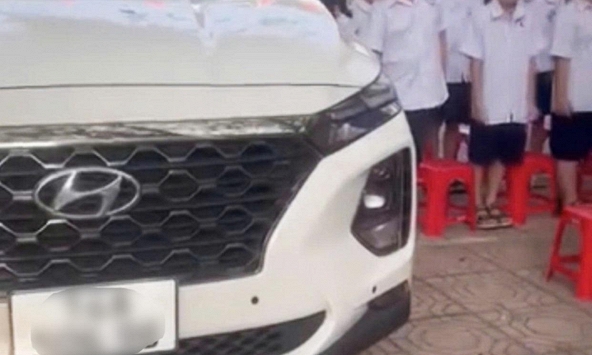 Vụ đỗ ô tô ngay cạnh nơi học sinh đang chào cờ ở Quảng Ninh: Nữ hiệu phó giải trình gì?