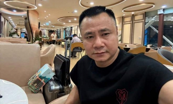 Hình ảnh NSND Tự Long lang thang ở sân bay lúc rạng sáng