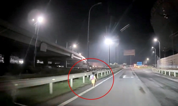 Bé trai đeo cặp sách vừa chạy vừa khóc trên cao tốc lúc 23 giờ, bất ngờ chuyện phía sau