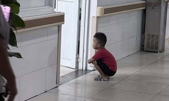 Cảnh tượng bất ngờ trước cửa phòng sinh ở bệnh viện, 2 triệu lượt xem