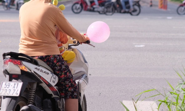 Đi làm, đón con, ghé chợ và những chặng đường ít được tính