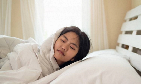 Ngủ 8 tiếng vẫn đau lưng, cứng cổ: 2 tư thế tưởng vô hại nhưng có thể khiến cột sống bị vặn suốt đêm