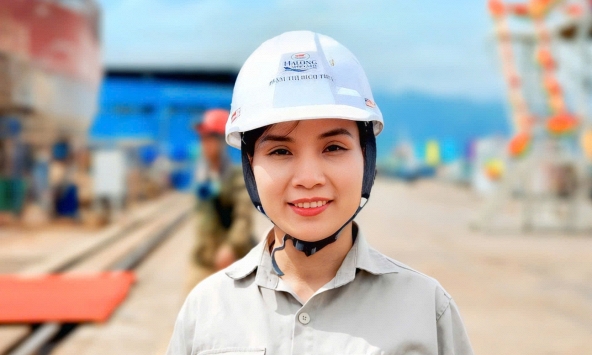 Kỹ sư Phạm Thị Bích Thủy tự thiết kế bộ kẹp 15 tấn cho tàu điện gió