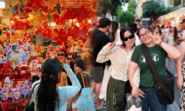 Phố Hàng Mã trước thềm Trung thu: Đèn ông sao, đầu lân phủ kín, người lớn chen chân đưa trẻ đi chơi