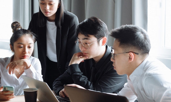 Phụ nữ có thường bị ngắt lời hơn nam giới trong cuộc họp?