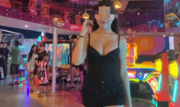 Ăn mặc hở hang giữa TTTM, hot girl khiến CĐM dấy lên phẫn nộ