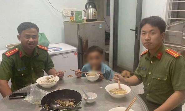 Cậu bé đi bộ gần 100km để tìm gặp mẹ: Gia cảnh đặc biệt khó khăn, bỏ học từ lớp 2, hay đi lang thang
