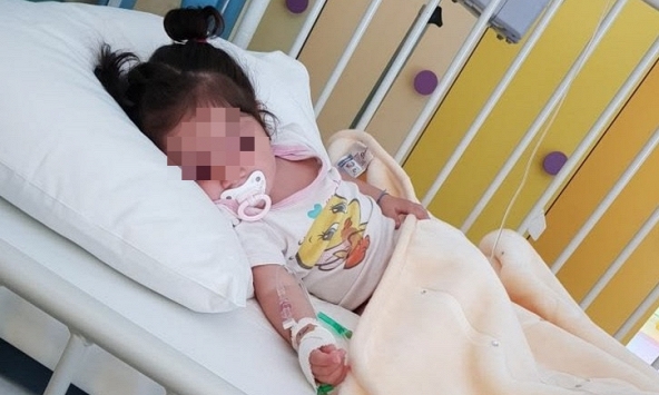 Hy hữu: Bé gái 16 tháng tuổi cứ ăn là nôn, bố mẹ hối hận khi nội soi phát hiện 1 'thứ đáng sợ'