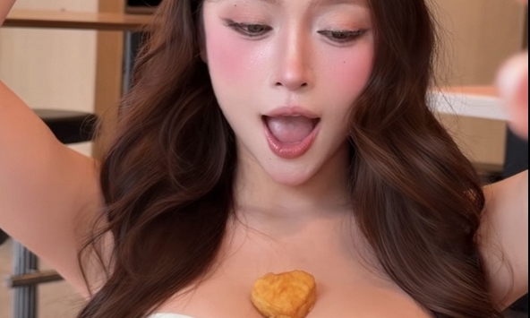 Nâng cấp trào lưu 'McDonald's Kitty' lên tầm cao mới, hot girl Hồng Linh thu hút với màn biến tấu 'promax'