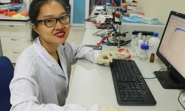 PGS.TS Vũ Thị Thu thử cảm biến trên tế bào ung thư phổi