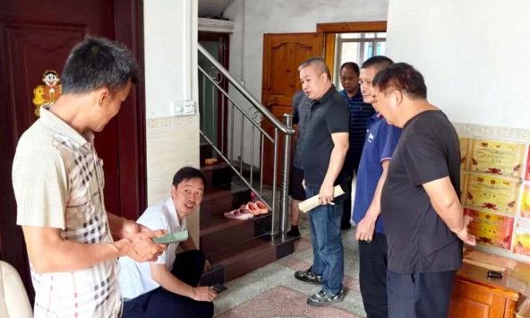 Đang thay giày, người đàn ông phát hiện điều lạ dưới nền nhà, gọi thợ kiểm tra rồi tái mặt