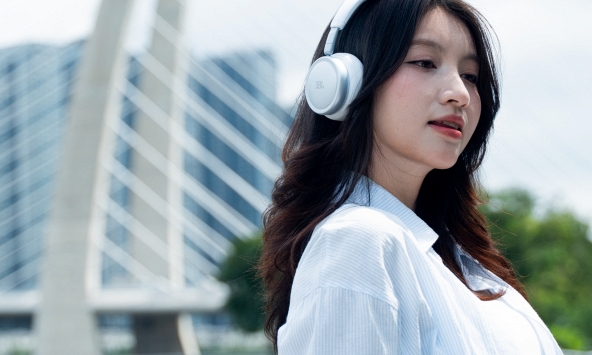 Đeo JBL Live 680NC xuống phố: Thiết kế thời trang, lọc ồn hiệu quả và pin dùng cả tuần