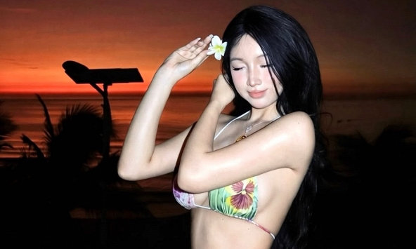 Đón bình minh trên biển, hot girl Nhi Thỏ 'thu hút' người xem với vóc dáng ấn tượng