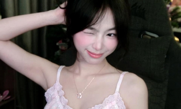 'Nuôi idol', fan nam hết dỗ dành lại donate tiền để nữ streamer ăn cơm đúng bữa