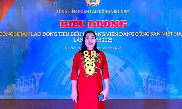 Trương Thị Hoan làm băng tải giúp công nhân bớt khuân hàng