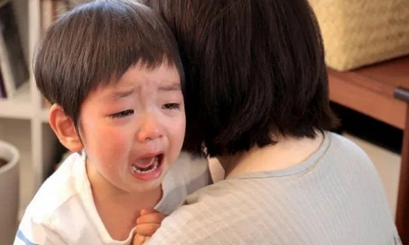 Bà nội nói “mẹ không cần cháu nữa đâu”: Bé 3 tuổi liên tục gặp ác mộng, khóc cầu xin mẹ đừng bỏ đi